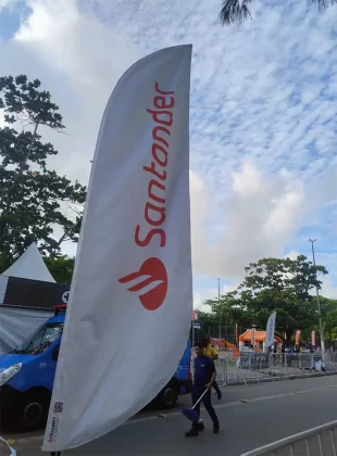 O evento contou com a participação da cantora Maysa Reis, referência musical na região, que apresentou um repertório eclético e animou os corredores com muita energia.