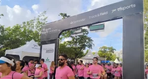 O evento contou com a participação da cantora Maysa Reis, referência musical na região, que apresentou um repertório eclético e animou os corredores com muita energia.