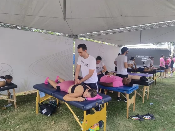 O evento contou com a participação da cantora Maysa Reis, referência musical na região, que apresentou um repertório eclético e animou os corredores com muita energia.