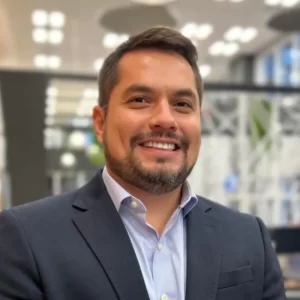 Vicente Neto é Co-CEO da EVEO. A EVEO é uma empresa de tecnologia, do setor de data center, atendendo empresas dos mais variados ramos, com produtos de infraestrutura como serviço, computação na nuvem e gerenciamento de servidores.