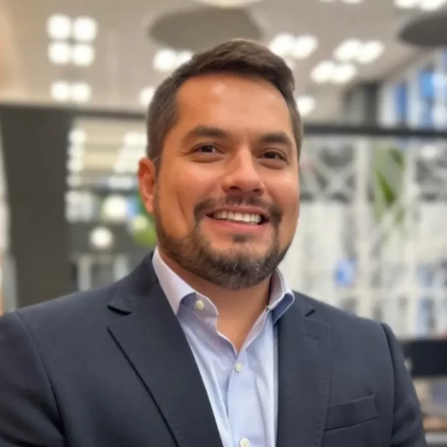 Vicente Neto Vicente Neto é Co-CEO da EVEO. A EVEO é uma empresa de tecnologia, do setor de data center, atendendo empresas dos mais variados ramos, com produtos de infraestrutura como serviço, computação na nuvem e gerenciamento de servidores.