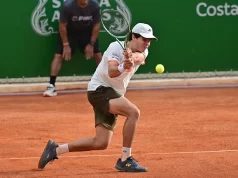 Jovem tenista boliviano surpreende e avança às quartas de final no Costa do Sauípe Open O sábado ensolarado trouxe de volta o público e a energia vibrante ao complexo de Costa do Sauípe.