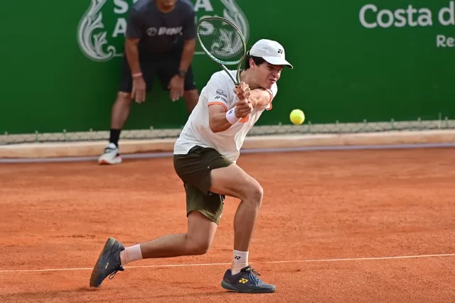 Jovem tenista boliviano surpreende e avança às quartas de final no Costa do Sauípe Open O sábado ensolarado trouxe de volta o público e a energia vibrante ao complexo de Costa do Sauípe.
