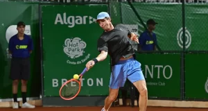 Catarinense vence Juan Pablo Ficovich por 6/4 e 6/2, mostra superação após queda em quadra e segue firme na disputa do torneio baiano.