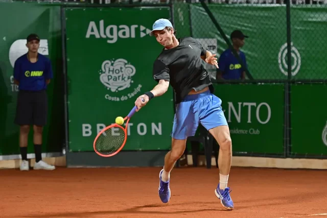 Catarinense vence Juan Pablo Ficovich por 6/4 e 6/2, mostra superação após queda em quadra e segue firme na disputa do torneio baiano.