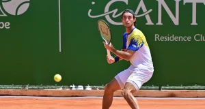 Em dia quente e de grandes jogos, tenistas da Argentina se destacam no litoral baiano e seguem firmes na disputa do torneio que une esporte, natureza e hospitalidade.