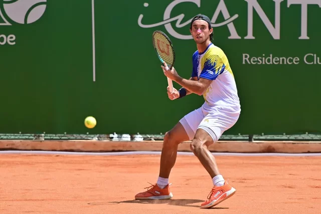 Tênis: Argentinos dominam o Costa do Sauípe Open Em dia quente e de grandes jogos, tenistas da Argentina se destacam no litoral baiano e seguem firmes na disputa do torneio que une esporte, natureza e hospitalidade.