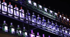 Medida busca conter a disseminação de anúncios ilegais que facilitam o comércio de bebidas adulteradas com metanol. Plataforma tem 48 horas para informar sobre medidas tomadas.