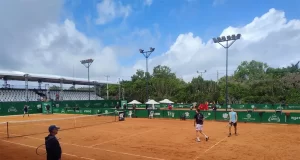Tenistas iniciam aquecimento nas quadras de saibro e rápida