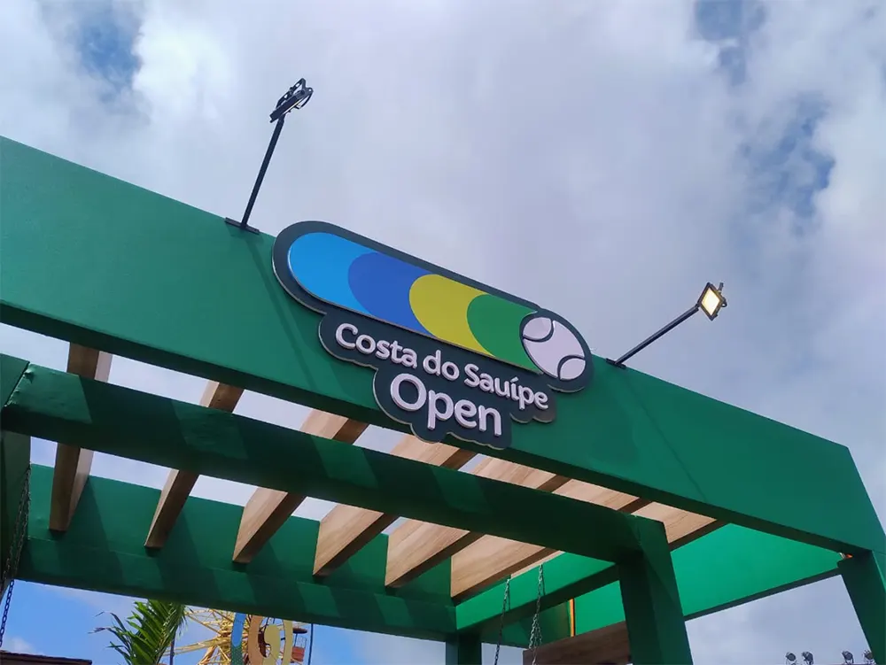 Tenistas iniciam aquecimento nas quadras de saibro e rápida