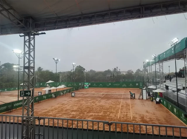 Chuvas interrompem jogos do Costa do Sauípe Open O público aproveitou experiências culturais e gastronomia na Vila do Tênis.