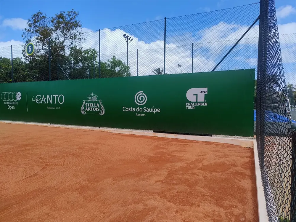Tenistas iniciam aquecimento nas quadras de saibro e rápida