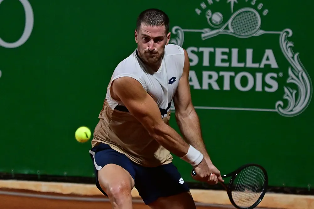 Brasileiro supera as condições adversas ganha por 2 sets a 1, garantindo vaga na segunda rodada do ATP Challenger 125 na Bahia.