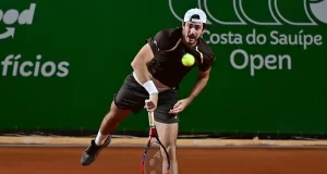 Brasileiro supera as condições adversas ganha por 2 sets a 1, garantindo vaga na segunda rodada do ATP Challenger 125 na Bahia.