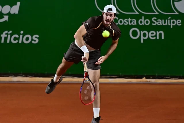 Brasileiro supera as condições adversas ganha por 2 sets a 1, garantindo vaga na segunda rodada do ATP Challenger 125 na Bahia.