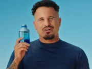 Natura lança campanha de Kaiak com Ítalo Ferreira e seu sósia A comunicação traz um duelo divertido sobre o “frescor número 1 do Brasil”.