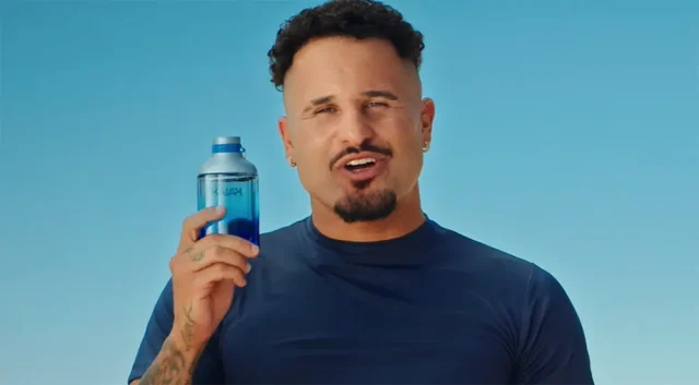 Natura lança campanha de Kaiak com Ítalo Ferreira e seu sósia A comunicação traz um duelo divertido sobre o “frescor número 1 do Brasil”.