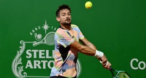 Argentino, número 85 do mundo e vice do Rio Open 2024, vence o libanês Hady Habib e segue firme em busca do título no litoral baiano.