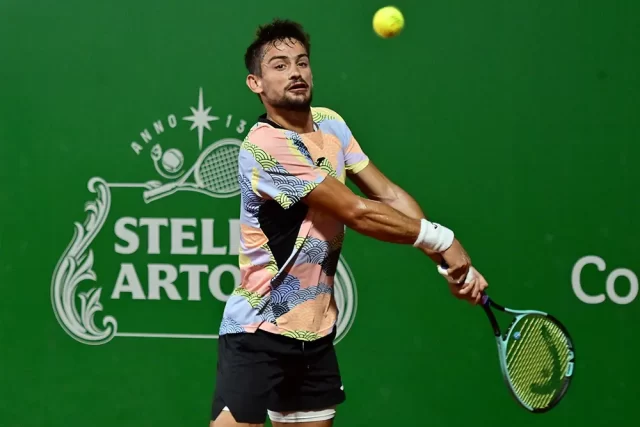Argentino, número 85 do mundo e vice do Rio Open 2024, vence o libanês Hady Habib e segue firme em busca do título no litoral baiano.