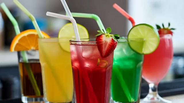 Marcas de destilados e cervejas se manifestam sobre os casos de bebidas adulteradas.