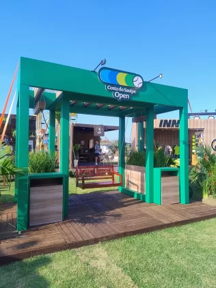 Espaço reúne marcas parceiras, gastronomia, lifestyle e celebra a história do tênis em um dos torneios mais aguardados da temporada.