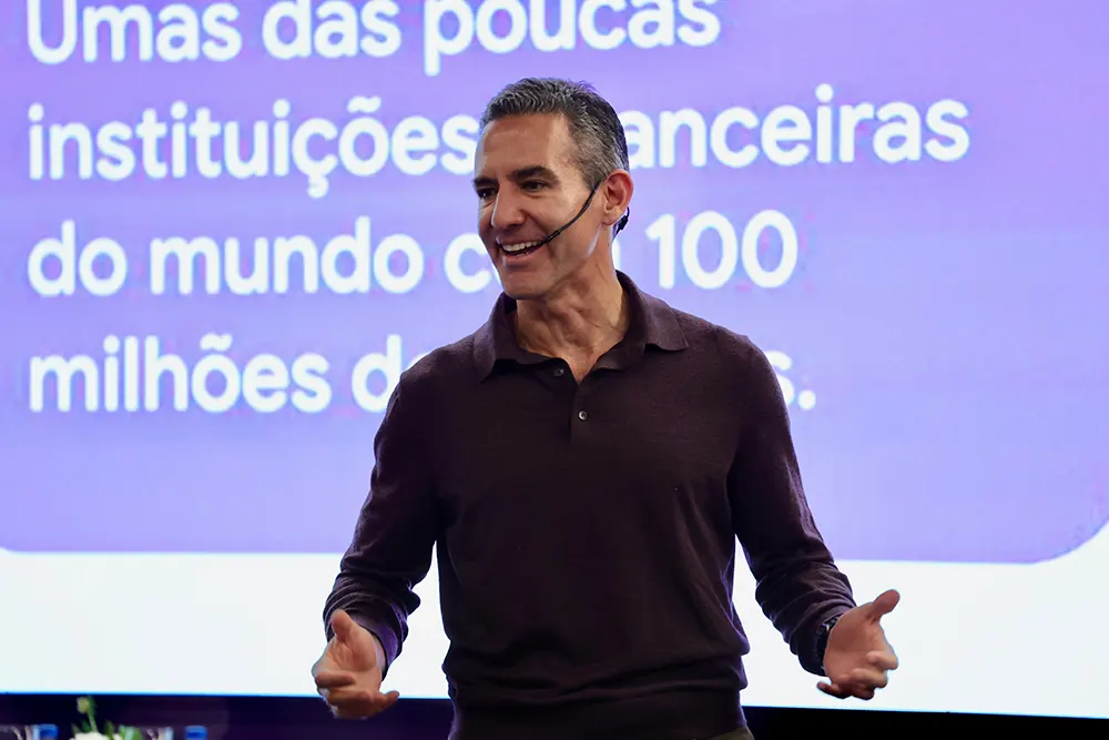 O banco digital encerra um ciclo de cinco anos em regime remoto, adota o modelo híbrido de trabalho, amplia sua presença física na América Latina e realiza 12 demissões após reunião interna.