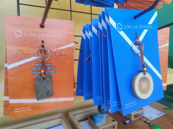 Criada por Peter Ting, a marca se tornou referência nacional ao reciclar materiais esportivos e transformá-los em objetos de memória afetiva, unindo esporte, design e educação ambiental.