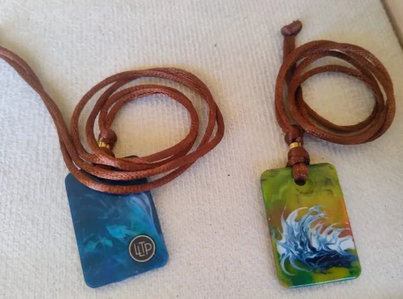 Criada por Peter Ting, a marca se tornou referência nacional ao reciclar materiais esportivos e transformá-los em objetos de memória afetiva, unindo esporte, design e educação ambiental.