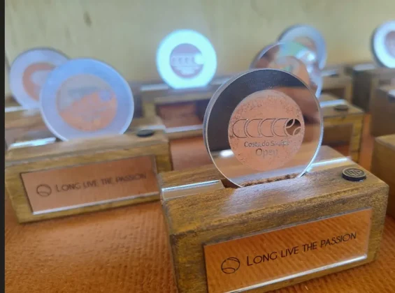 Criada por Peter Ting, a marca se tornou referência nacional ao reciclar materiais esportivos e transformá-los em objetos de memória afetiva, unindo esporte, design e educação ambiental.