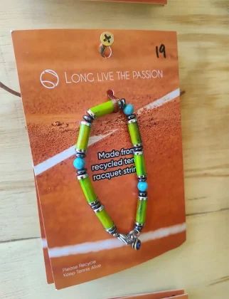 Criada por Peter Ting, a marca se tornou referência nacional ao reciclar materiais esportivos e transformá-los em objetos de memória afetiva, unindo esporte, design e educação ambiental.