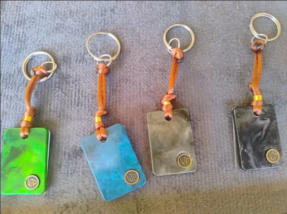 Criada por Peter Ting, a marca se tornou referência nacional ao reciclar materiais esportivos e transformá-los em objetos de memória afetiva, unindo esporte, design e educação ambiental.