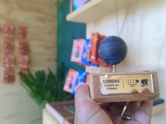 Criada por Peter Ting, a marca se tornou referência nacional ao reciclar materiais esportivos e transformá-los em objetos de memória afetiva, unindo esporte, design e educação ambiental.