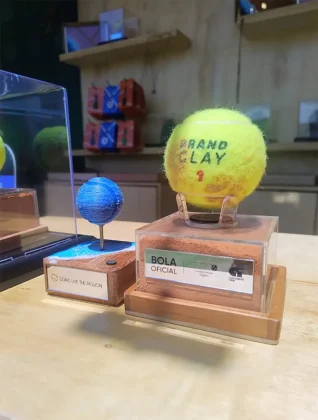 Criada por Peter Ting, a marca se tornou referência nacional ao reciclar materiais esportivos e transformá-los em objetos de memória afetiva, unindo esporte, design e educação ambiental.