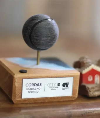 Long Live The Passion transforma cordas e bolinhas de tênis em experiência sustentável Criada por Peter Ting, a marca se tornou referência nacional ao reciclar materiais esportivos e transformá-los em objetos de memória afetiva, unindo esporte, design e educação ambiental.