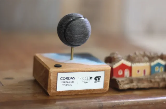 Criada por Peter Ting, a marca se tornou referência nacional ao reciclar materiais esportivos e transformá-los em objetos de memória afetiva, unindo esporte, design e educação ambiental.