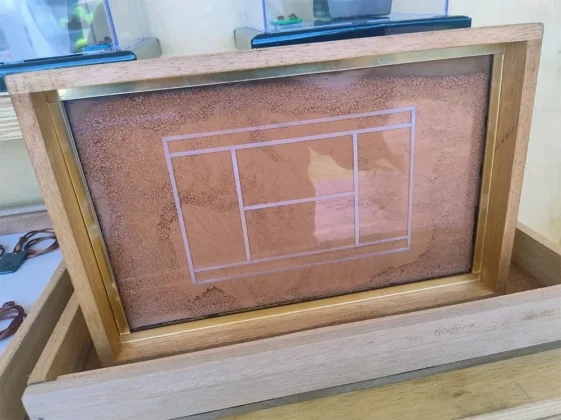 Criada por Peter Ting, a marca se tornou referência nacional ao reciclar materiais esportivos e transformá-los em objetos de memória afetiva, unindo esporte, design e educação ambiental.