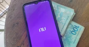 Em pleno dia de vencimento de faturas, clientes relatam falhas ao tentar pagar boletos pelo app do Nubank. Instituição reconhece o problema e afirma que trabalha para normalizar o serviço até o período da tarde.