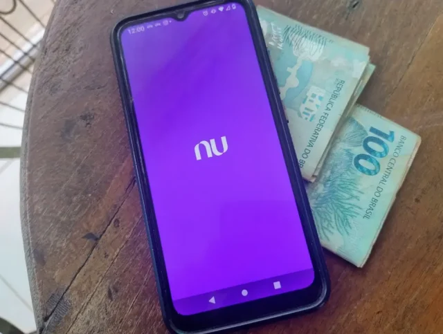 Em pleno dia de vencimento de faturas, clientes relatam falhas ao tentar pagar boletos pelo app do Nubank. Instituição reconhece o problema e afirma que trabalha para normalizar o serviço até o período da tarde.