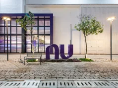 Após polêmica interna, Nubank afirma que “não tolera desrespeito e violações de conduta” O banco digital encerra um ciclo de cinco anos em regime remoto, adota o modelo híbrido de trabalho, amplia sua presença física na América Latina e realiza 12 demissões após reunião interna.