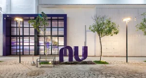 O banco digital encerra um ciclo de cinco anos em regime remoto, adota o modelo híbrido de trabalho, amplia sua presença física na América Latina e realiza 12 demissões após reunião interna.