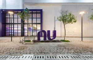 Após polêmica interna, Nubank afirma que “não tolera desrespeito e violações de conduta” O banco digital encerra um ciclo de cinco anos em regime remoto, adota o modelo híbrido de trabalho, amplia sua presença física na América Latina e realiza 12 demissões após reunião interna.