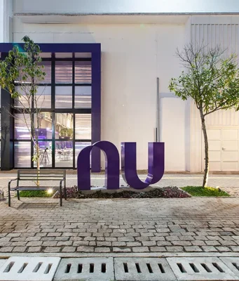 Após polêmica interna, Nubank afirma que “não tolera desrespeito e violações de conduta” O banco digital encerra um ciclo de cinco anos em regime remoto, adota o modelo híbrido de trabalho, amplia sua presença física na América Latina e realiza 12 demissões após reunião interna.
