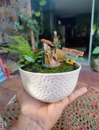 Projetos com mini jardins e terrários com presépios e miniaturas temáticas.