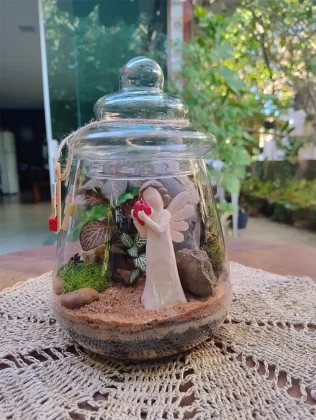 Projetos com mini jardins e terrários com presépios e miniaturas temáticas.