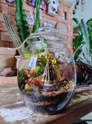 Projetos com mini jardins e terrários com presépios e miniaturas temáticas.