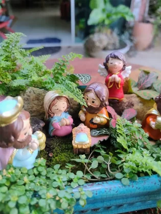 Projetos com mini jardins e terrários com presépios e miniaturas temáticas.