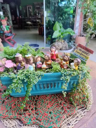 Projetos com mini jardins e terrários com presépios e miniaturas temáticas.