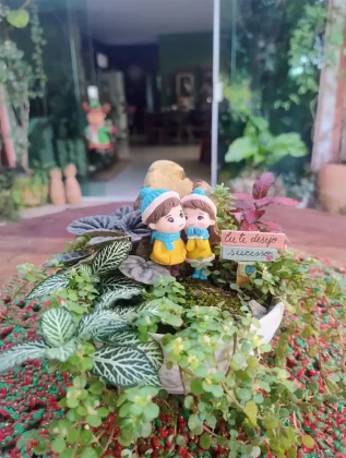Projetos com mini jardins e terrários com presépios e miniaturas temáticas.