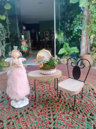 Projetos com mini jardins e terrários com presépios e miniaturas temáticas.