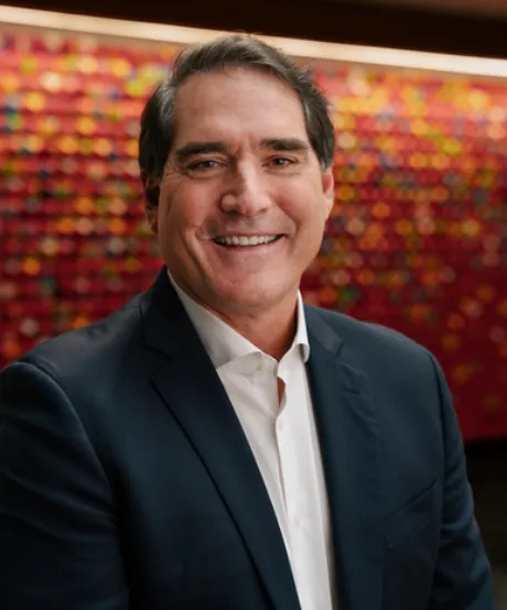 A Coca-Cola anuncia o brasileiro Henrique Braun como novo CEO global a partir de 2026. Pela primeira vez, um executivo do Brasil comandará a maior empresa de bebidas do mundo, sucedendo James Quincey e marcando um novo capítulo na liderança da companhia.